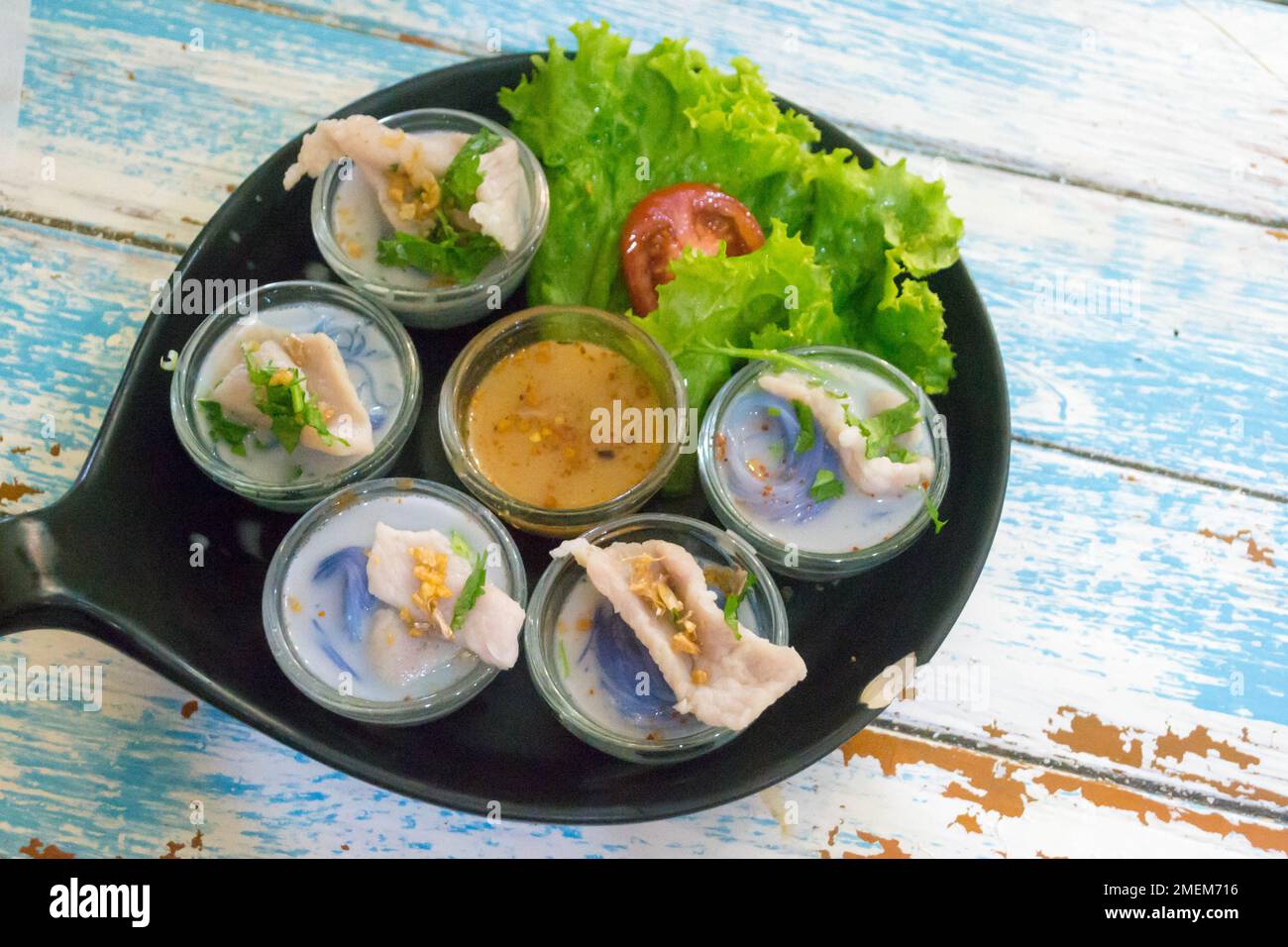 Purple Butterfly Pea Noodles in Coconut Milk in Small Bowls in Chiang Mai, Thailand. Stockfoto