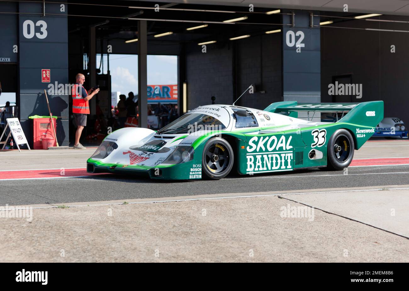 Blick auf A1984, Porsche 956 in der Aufmachung von Skoal Bandit, in einer Demonstration anlässlich des 40-jährigen Bestehens der Gruppe C, im Silverstone Classic 2022 Stockfoto