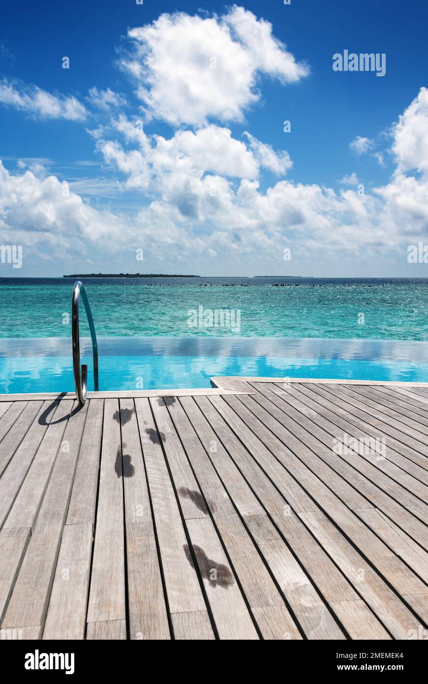Blick auf Infinity-Pool, Meer und Himmel, Baa Atoll, Malediven Stockfoto