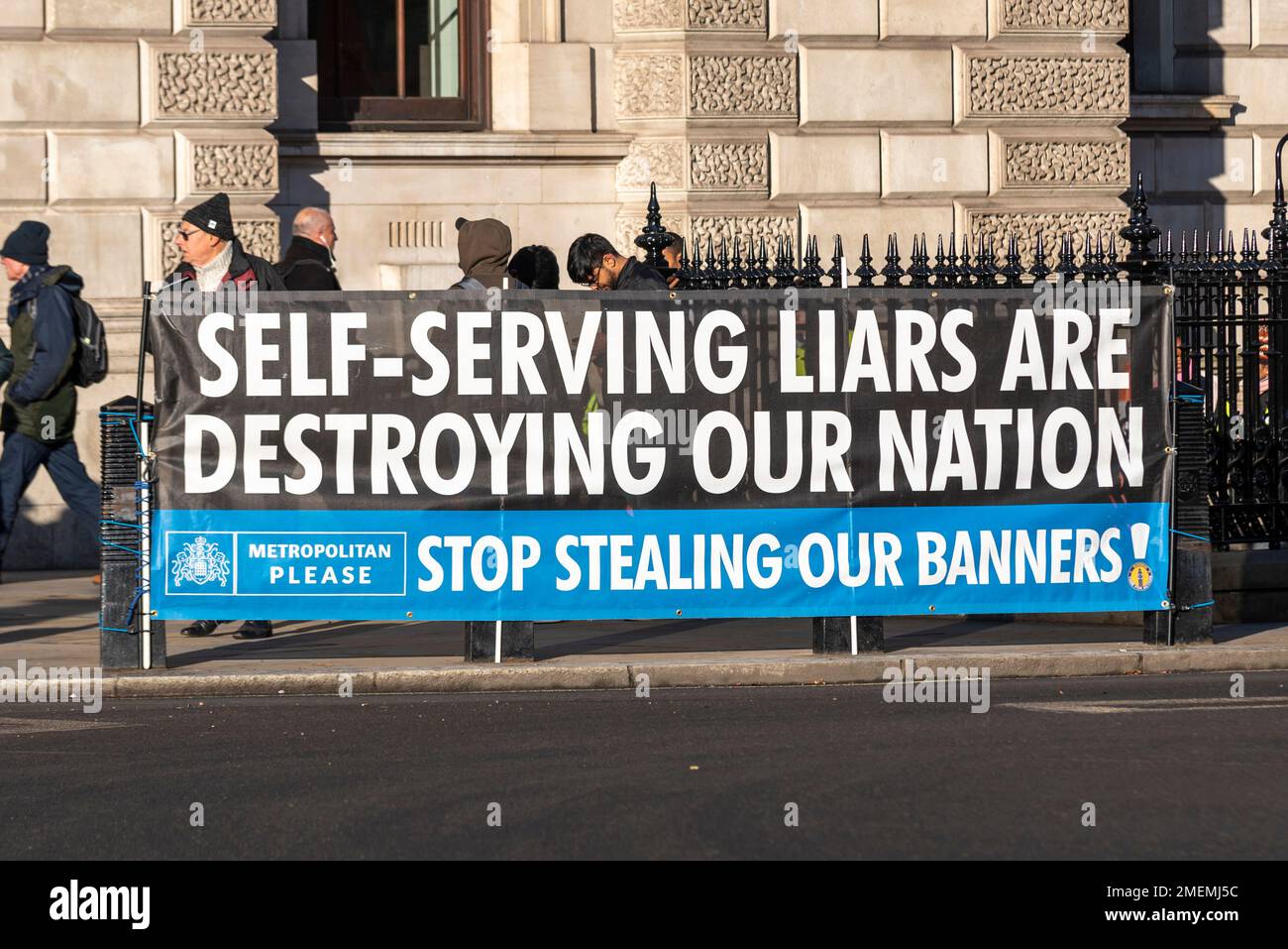 Selbstsüchtige Lügner zerstören unsere Nation und "Metropolitan, hör auf, unsere Banner zu stehlen". Frühere Banner wurden von der Polizei konfisziert Stockfoto