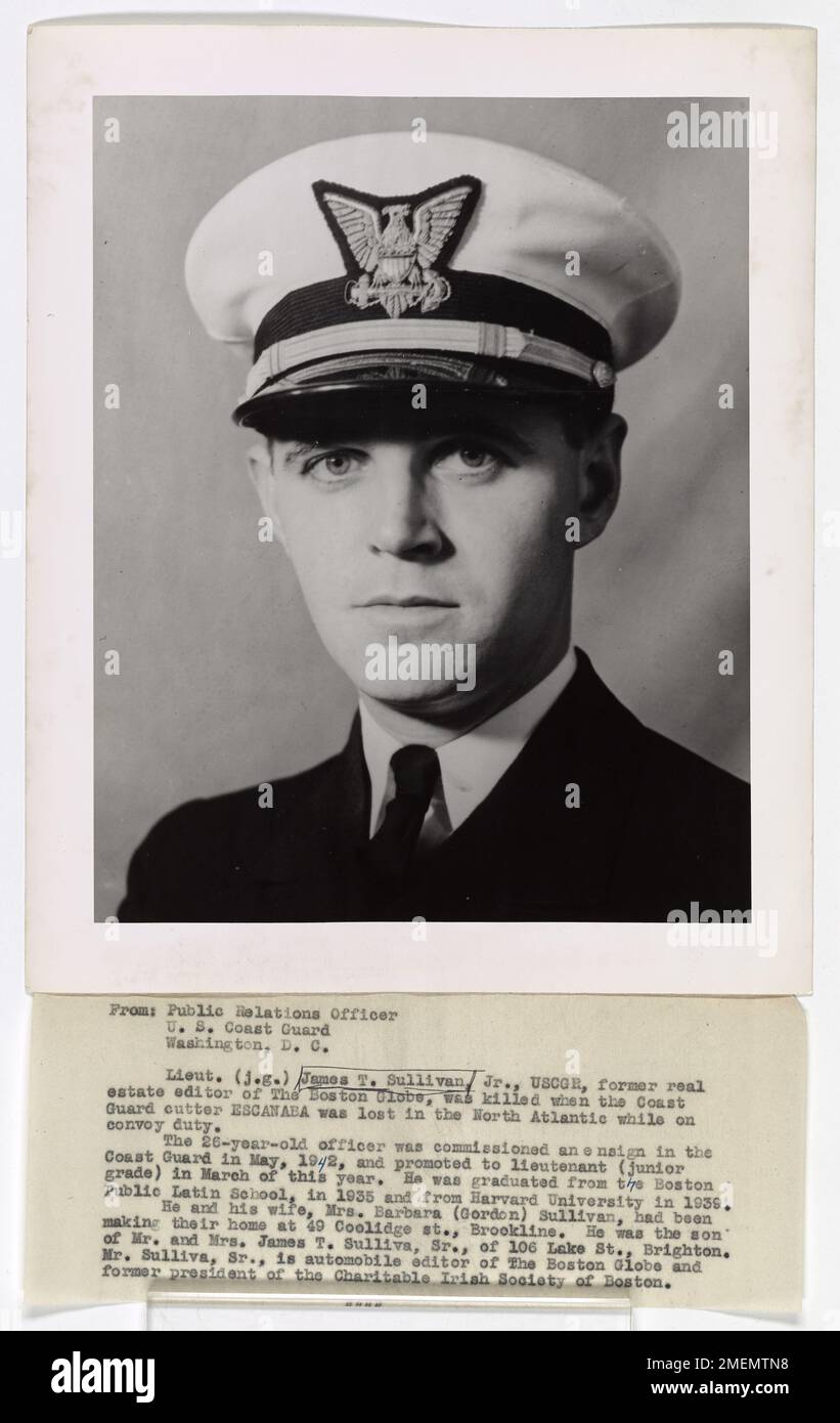 Foto von Lieutenant James T. Sullivan, Jr., USCGE, ehemaliger Immobilienredakteur des Boston Globe. Lieu. (j.g.) James T. Sullivan, Jr., USCGE, ehemaliger Immobilienredakteur des Boston Globe, wurde getötet, als der Küstenwache Cutter ESCANABA im Nordatlantik verloren ging, während er im Konvoi Dienst hatte. Der 26-jährige Offizier wurde im Mai 1942 in die Küstenwache versetzt und im März dieses Jahres zum Lieutenant befördert. 1935 schloss er die Boston Public Latin School und 1939 die Harvard University ab. Er und seine Frau, Frau Barbara (Gordon) Sullivan, waren dort gewesen Stockfoto