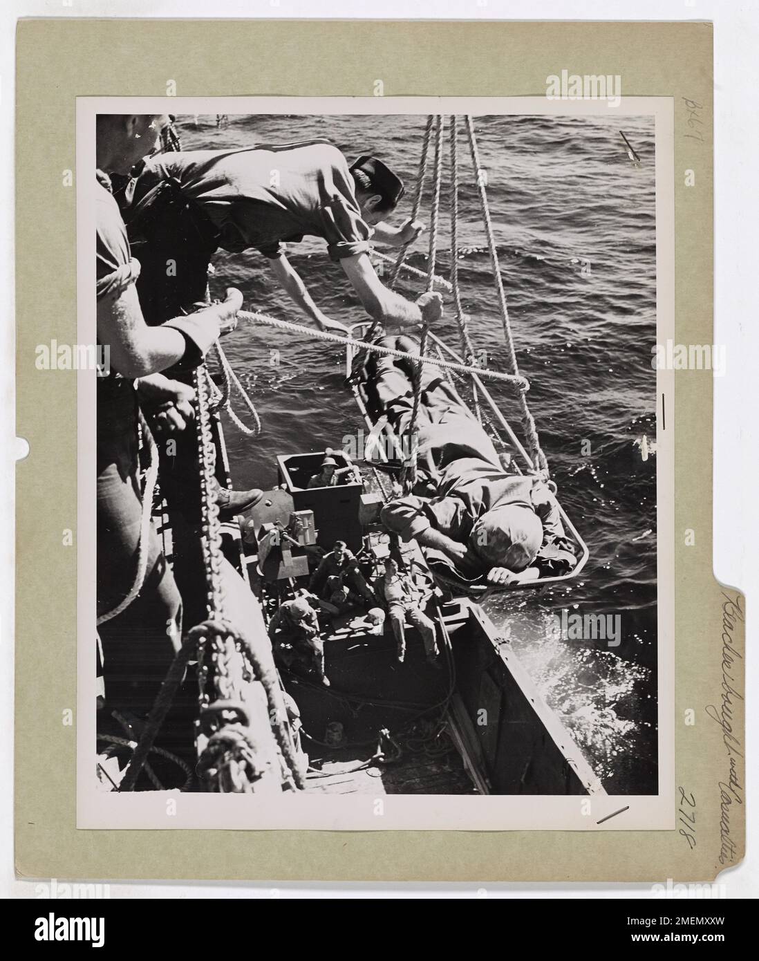 Feindliche Strände Werden Mit Opfern Gekauft. Dieses Bild zeigt ein Opfer, das nach der Schlacht von Guam aus einem Invasionsschiff gehoben wurde. Stockfoto