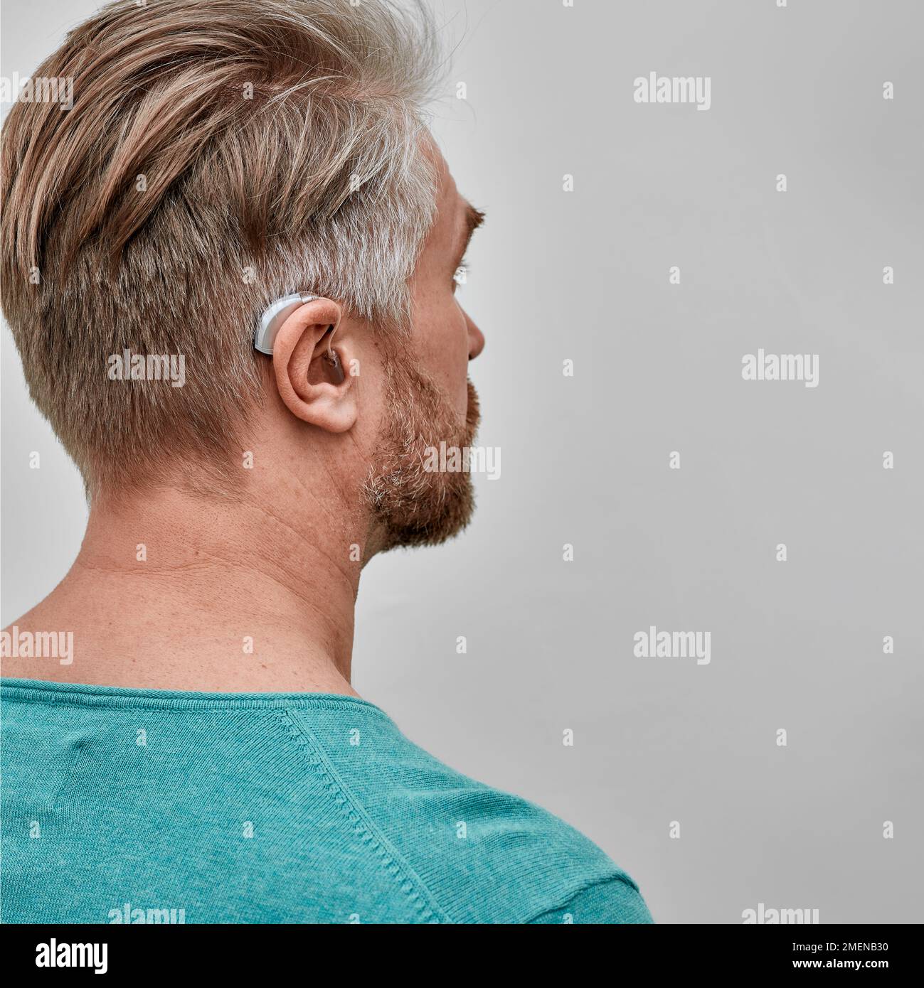 Hinter dem ohr -Fotos und -Bildmaterial in hoher Auflösung – Alamy, حجم الصورة 1299x1390