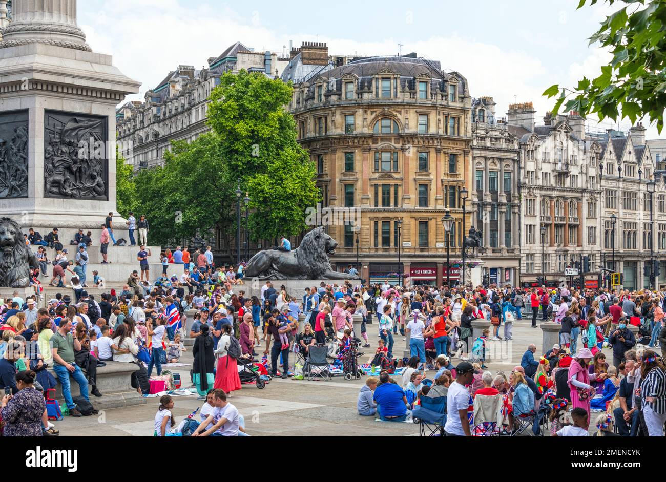 Besuchermassen auf dem Trafalgar Square anlässlich der Feierlichkeiten „Trooping the Colour“ anlässlich des offiziellen Geburtstags der Königin und ihres 70-jährigen Jubiläums in London, England Stockfoto