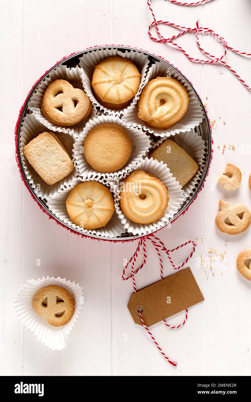 Butterkekse in einer Schachtel, auf einem weißen Holztisch. Stockfoto