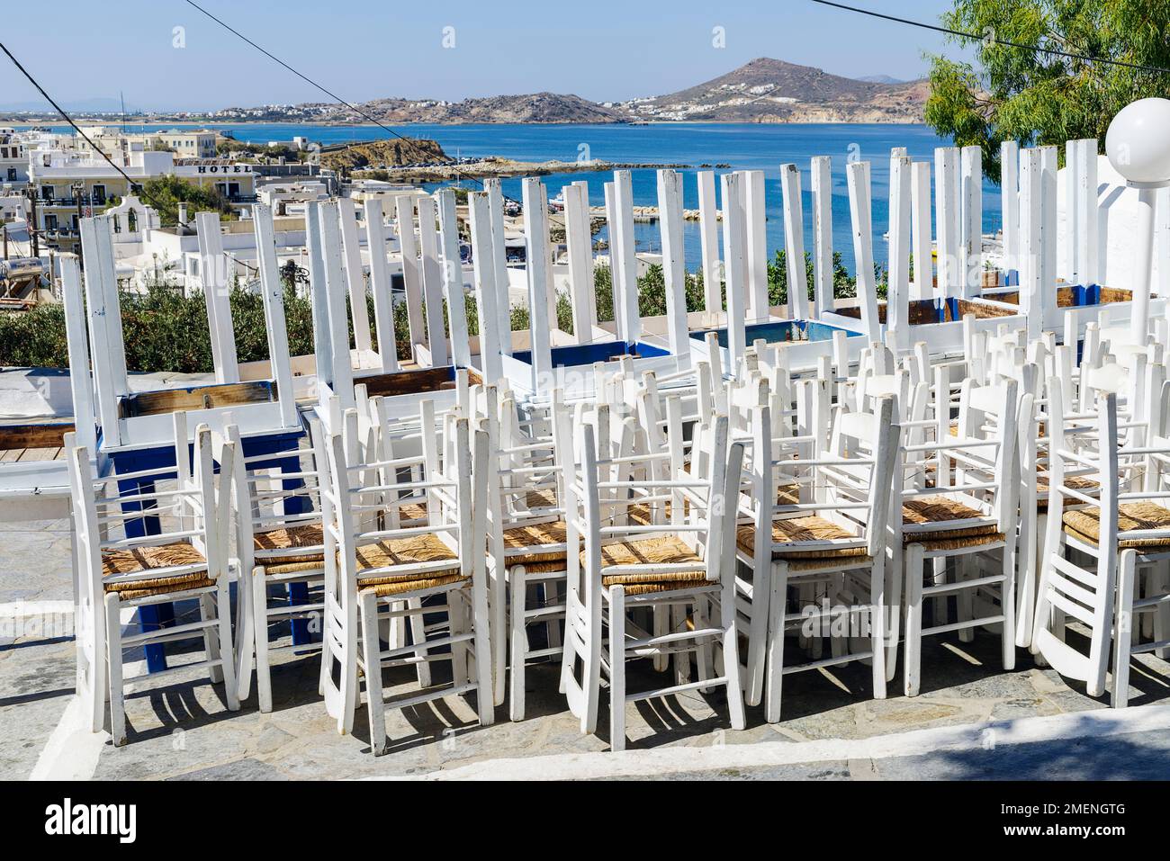 Gruppe rustikaler Stühle mit Chora-Landschaft. Naxos, Kykladen, Griechenland, Stockfoto