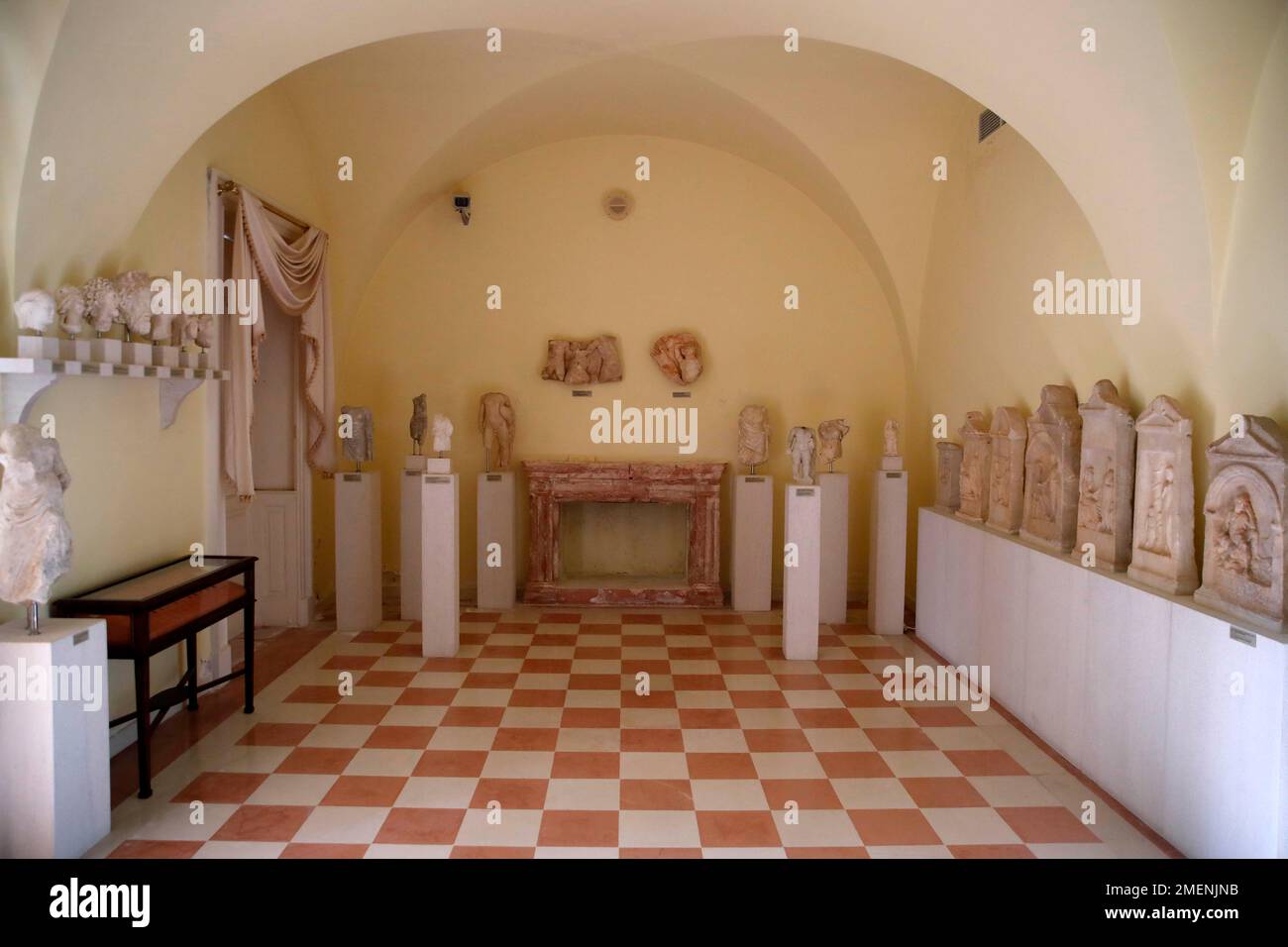 The interior of Mon Repos Palace, currently a museum, on Corfu island, northwestern Greece, on Monday, April 12, 2021, where Britain's Prince Phillip, Duke of Edinburgh, was born on June 10, 1921. Britain's Prince Philip, the irascible and tough-minded husband of Queen Elizabeth II who spent more than seven decades supporting his wife in a role that mostly defined his life, died on Friday. He was 99. (AP Photo/Thanassis Stavrakis) Stockfoto