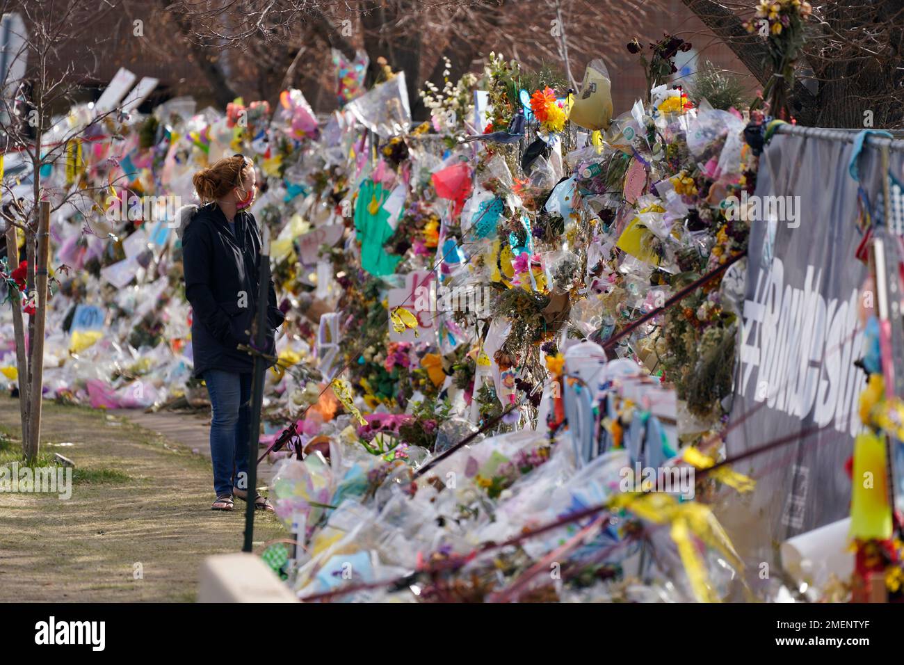 Tributes hang on the temporary fence surrounding the parking lot in front of a King Soopers grocery store in which 10 people died in a late March mass shooting Friday, April 9, 2021, in Boulder, Colo. (AP Photo/David Zalubowski) Stockfoto