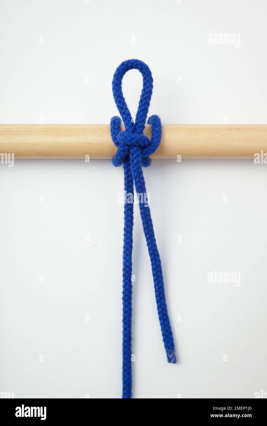 Schnellkupplung mit blauem Seil um die Stange gebunden Stockfoto