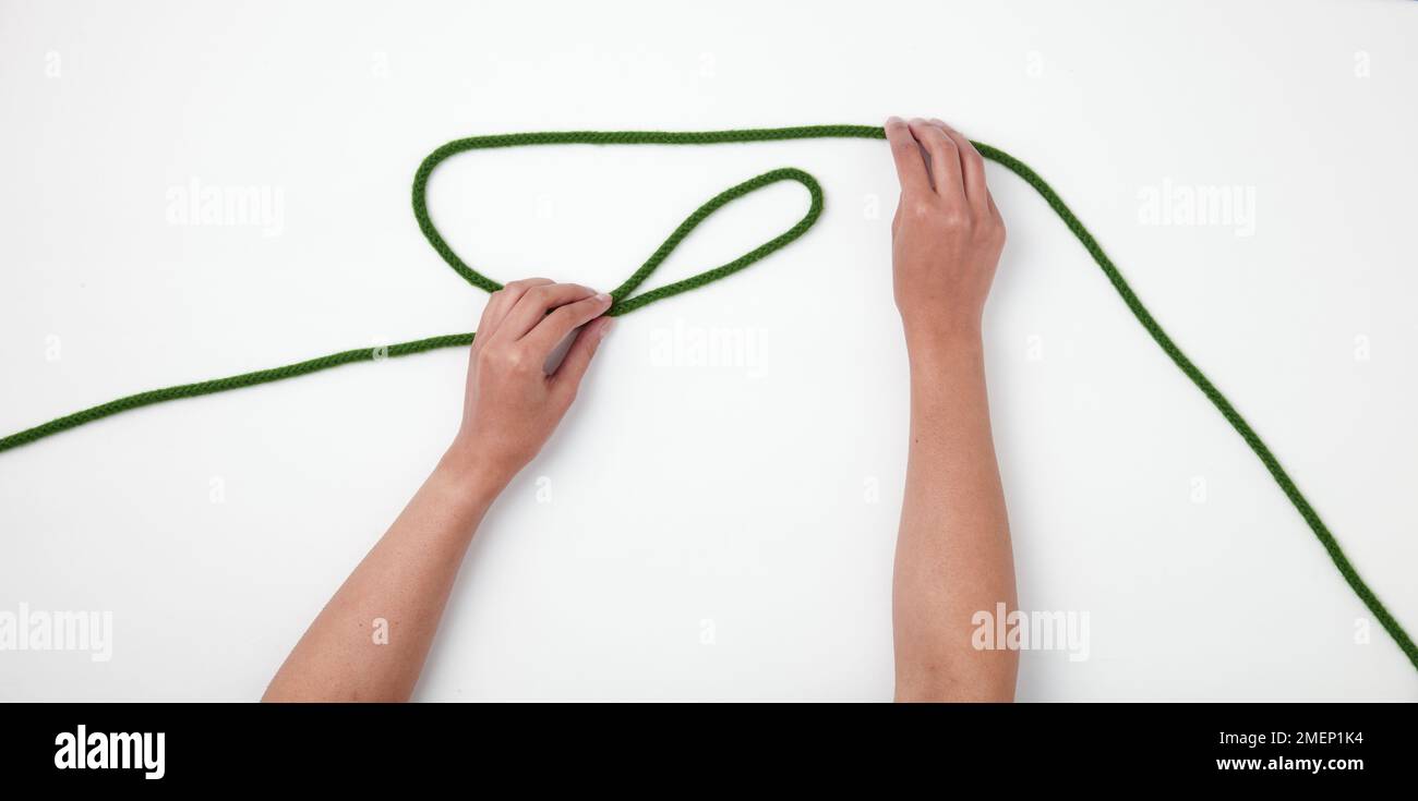 Eine Figur-von-Acht-Loop in der Bight, in der Mitte des Seils gebunden, Schritt 1 Stockfoto