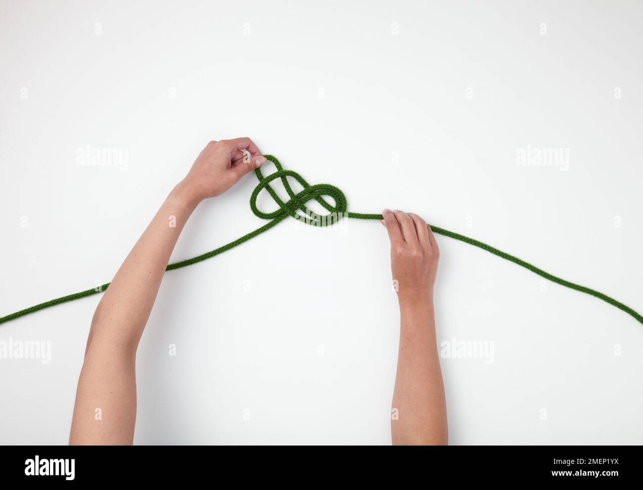 Eine Figur-von-Acht-Loop in der Bight, in der Mitte des Seils gebunden, Schritt 4 Stockfoto