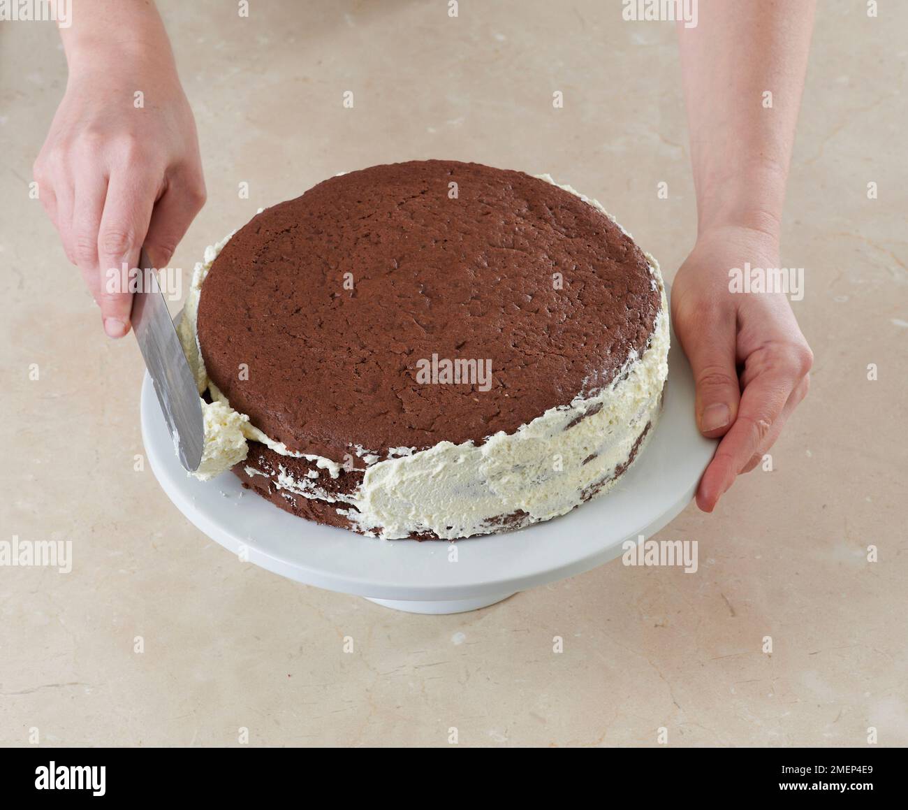 Schwarzwaldtor, seitlich mit Creme bedeckt Stockfoto