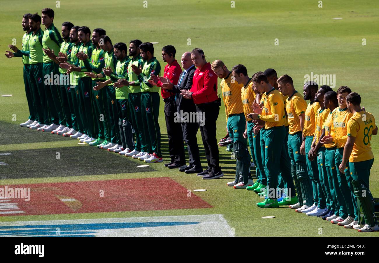 Players and official line up for the singing of the national anthems at the start of the first T20 cricket match between South Africa and Pakistan at the Wanderers stadium in Johannesburg, South Africa, Saturday, April 10, 2021. (AP Photo/Themba Hadebe) Stockfoto