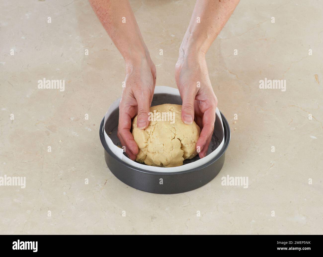 Shortbread machen, Teigkugeln in die Dose legen Stockfoto