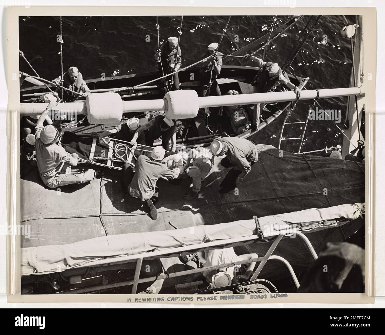 Die Küstenwache überführen ein an Blinddarmentzündung leidendes Mitglied der Navy von einem Handelsschiff zu einem Konvoi-Cutter der Küstenwache im mittleren Atlantik. Dr. Thomas S. Hersey, ein Chirurg des US-Gesundheitsdienstes, wird die Blinddarmtomie an Bord des sich bewegenden Schiffes durchführen. Stockfoto