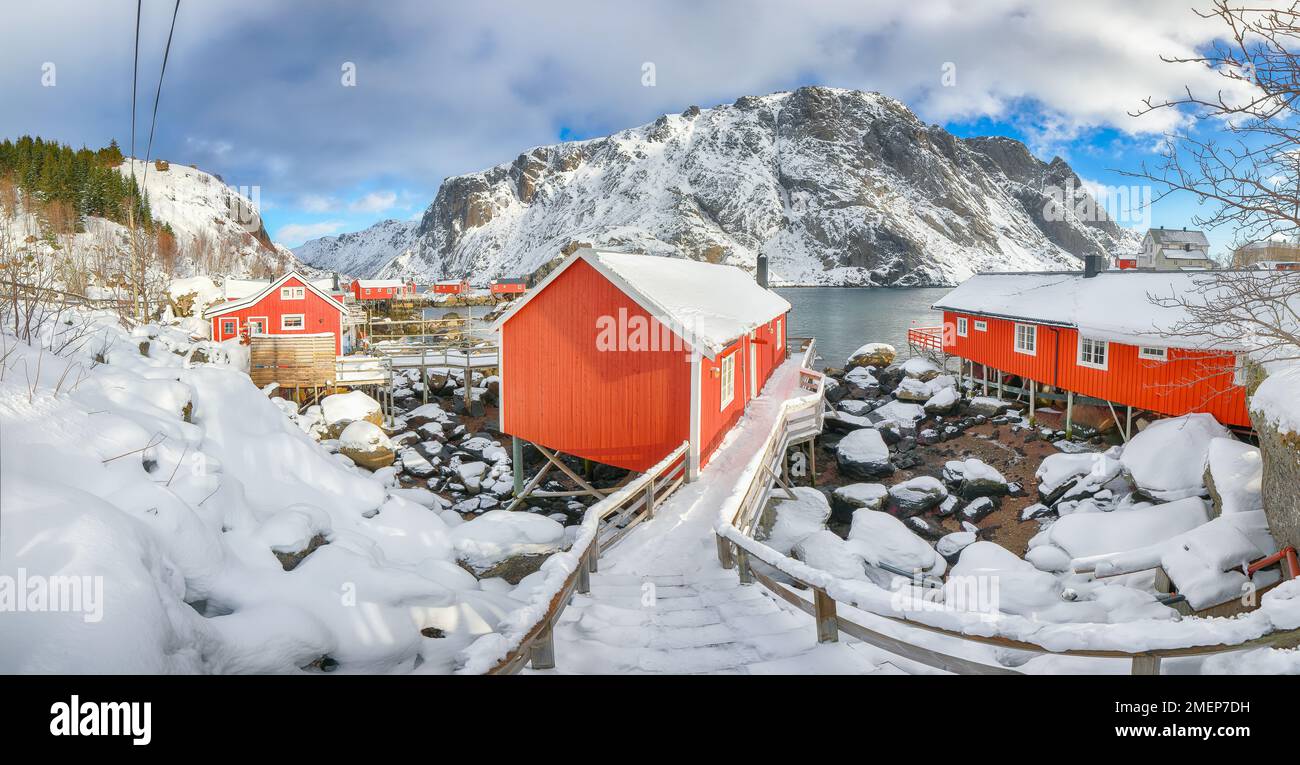 Hervorragende morgendliche Meereslandschaft des norwegischen Meeres und Stadtbild des Dorfes Nusfjord. Beliebtes Reiseziel auf Lofotens. Standort: Nusfjord, Flakstad Stockfoto