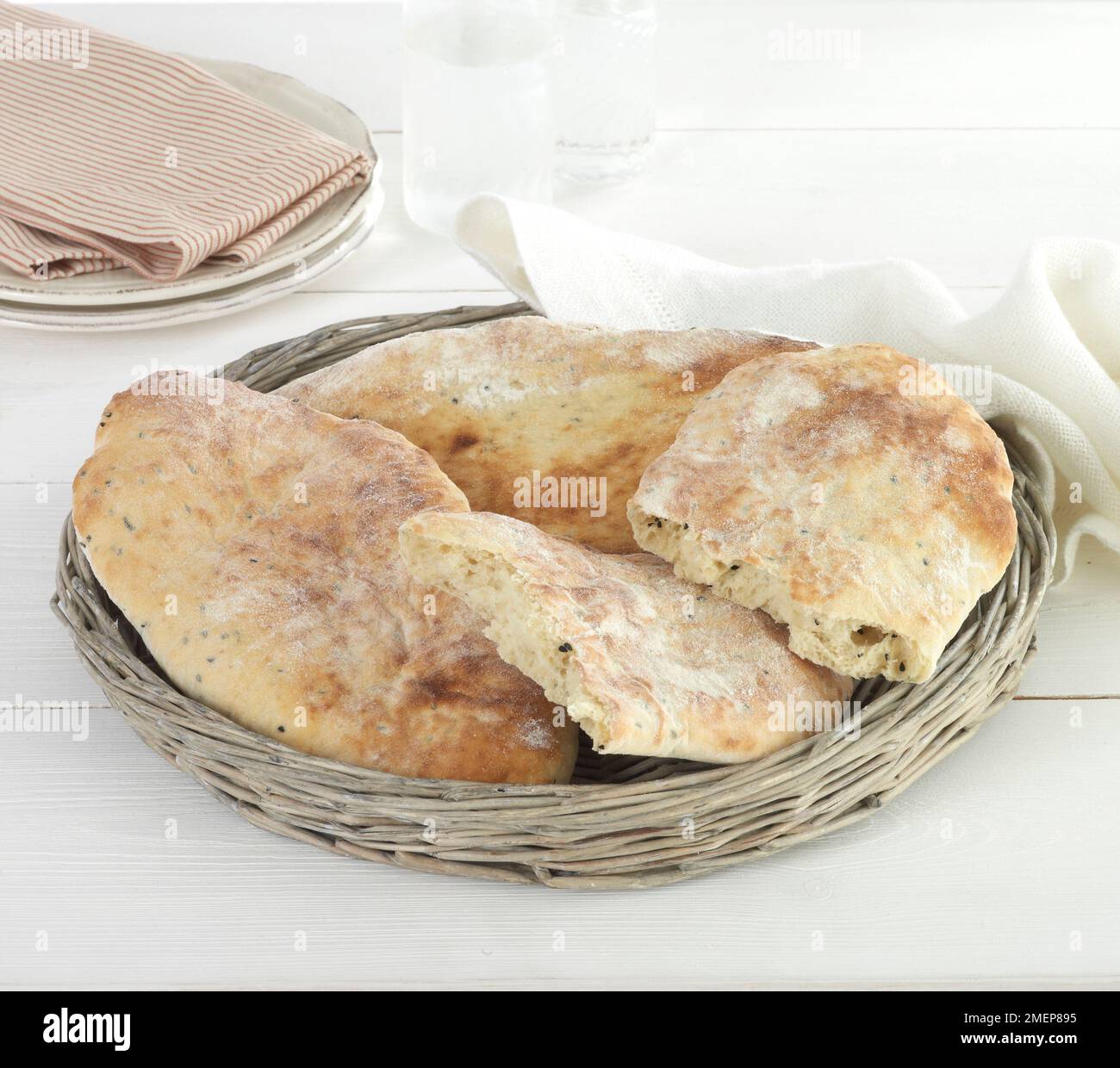 Naan-Brot im Korb Stockfoto