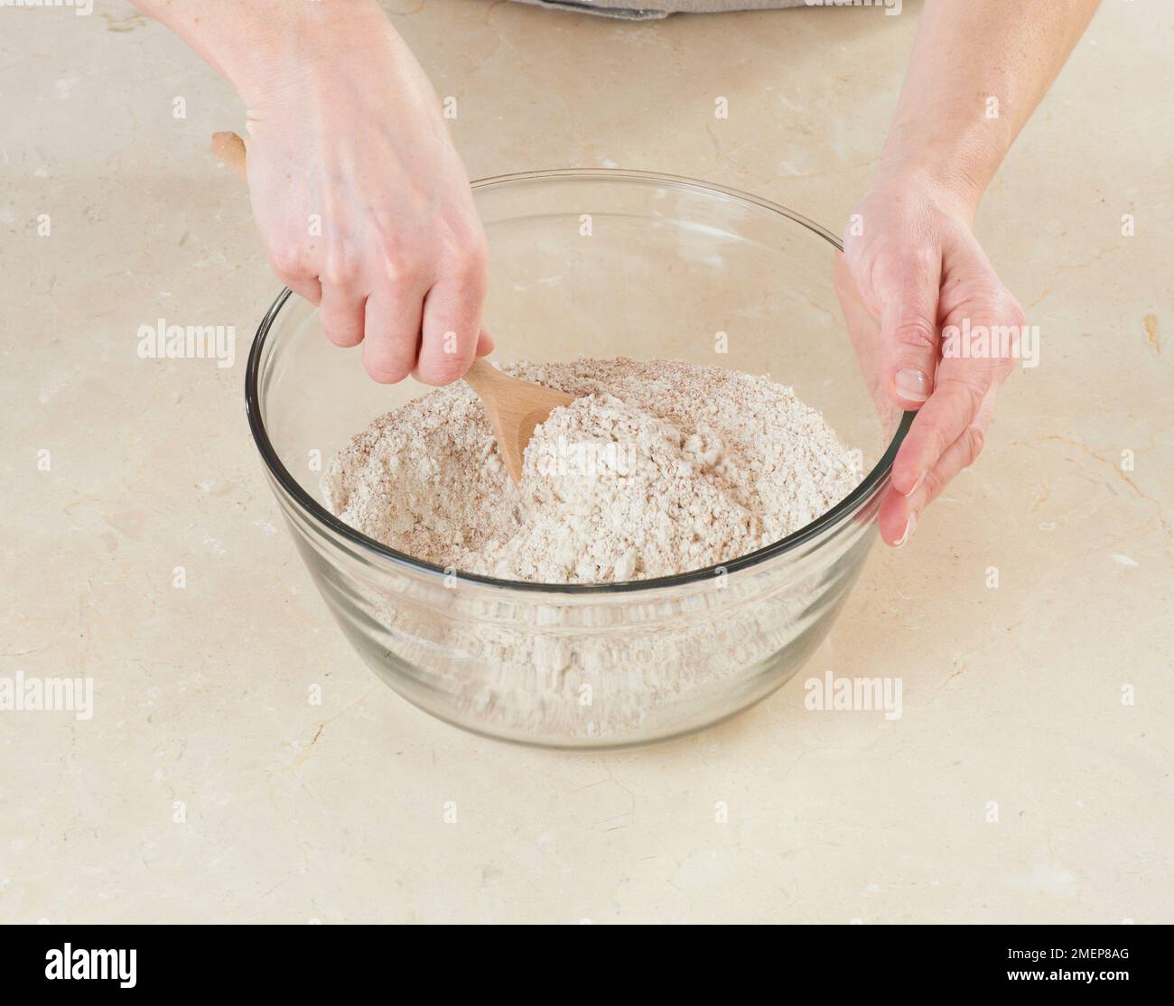 Soda-Brot herstellen, Vollkornmehl und Bicarbonat von Soda in der Schüssel mischen Stockfoto