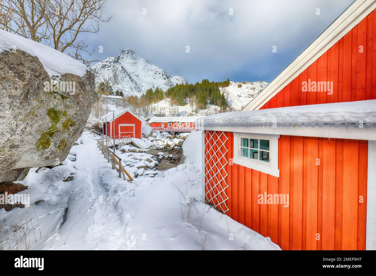 Attraktives Stadtbild am Morgen im Dorf Nusfjord. Beliebtes Reiseziel auf Lofotens. Standort: Nusfjord, Flakstad Municipality, Lofoten; Norwegen, Stockfoto