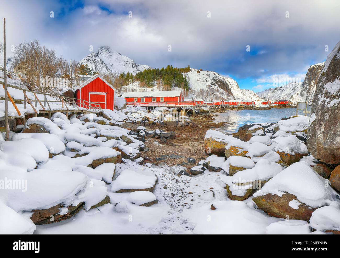 Hervorragende morgendliche Meereslandschaft des norwegischen Meeres und Stadtbild des Dorfes Nusfjord. Beliebtes Reiseziel auf Lofotens. Standort: Nusfjord, Flakstad Stockfoto