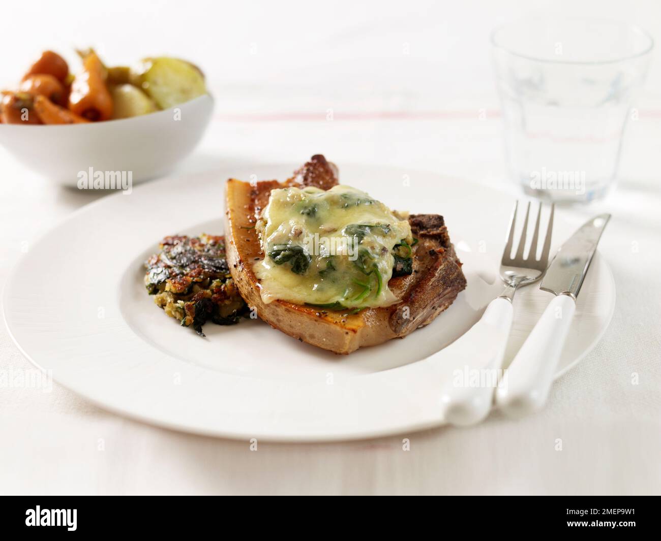 Schweinekotelett mit Spinat Stockfoto