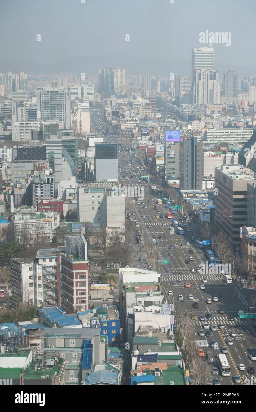 Südkorea, Seoul, Blick auf Straße und Stadt vom Jongno Tower Stockfoto