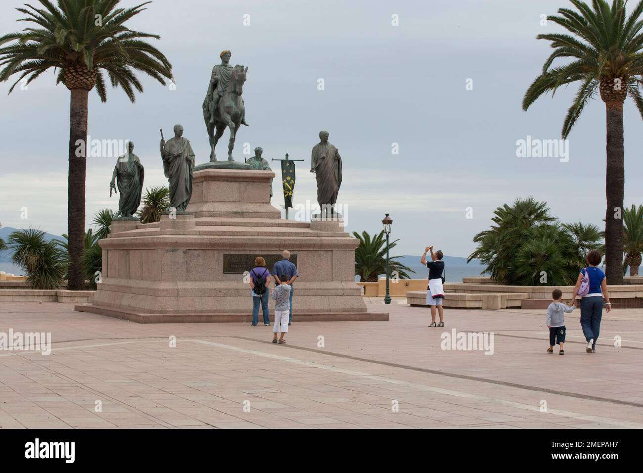 Frankreich, Korsika, Ajaccio - Place de Gaulle, Statue von Napoleon und Brüdern Stockfoto