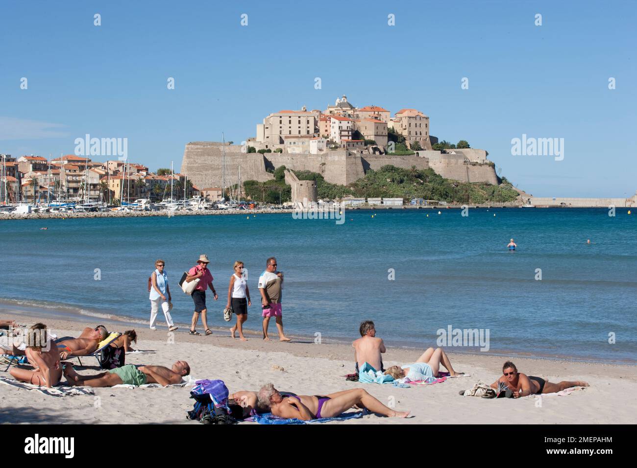 Frankreich, Korsika, Calvi - Blick auf die Zitadelle vom Stadtstrand Stockfoto