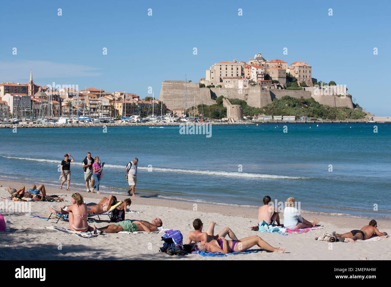 Frankreich, Korsika, Calvi - Blick auf die Zitadelle vom Stadtstrand Stockfoto
