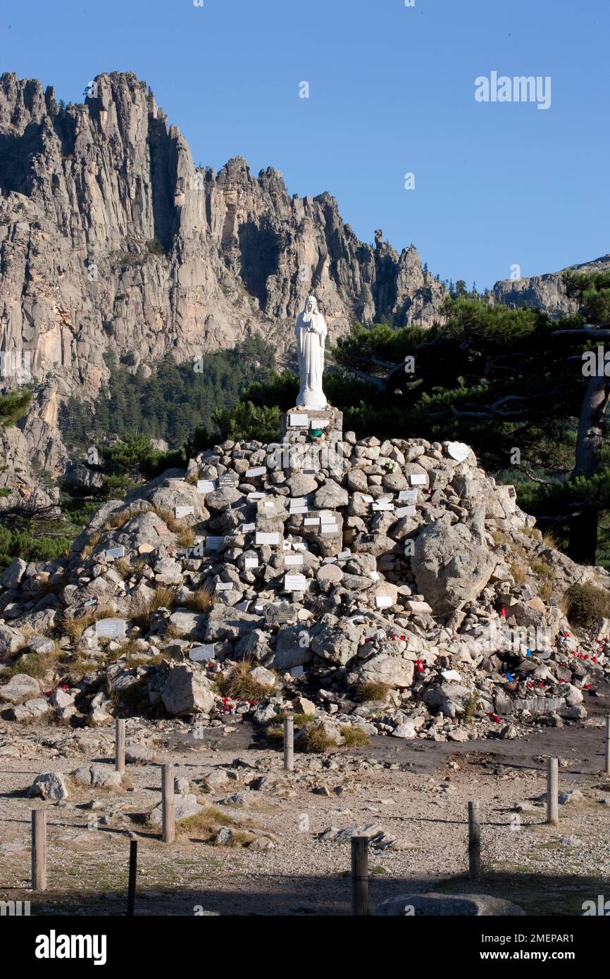 Frankreich, Korsika, Aiguilles de Bavella - Statue von Notre-Dame-des-Nieges mit Votivtafeln Stockfoto