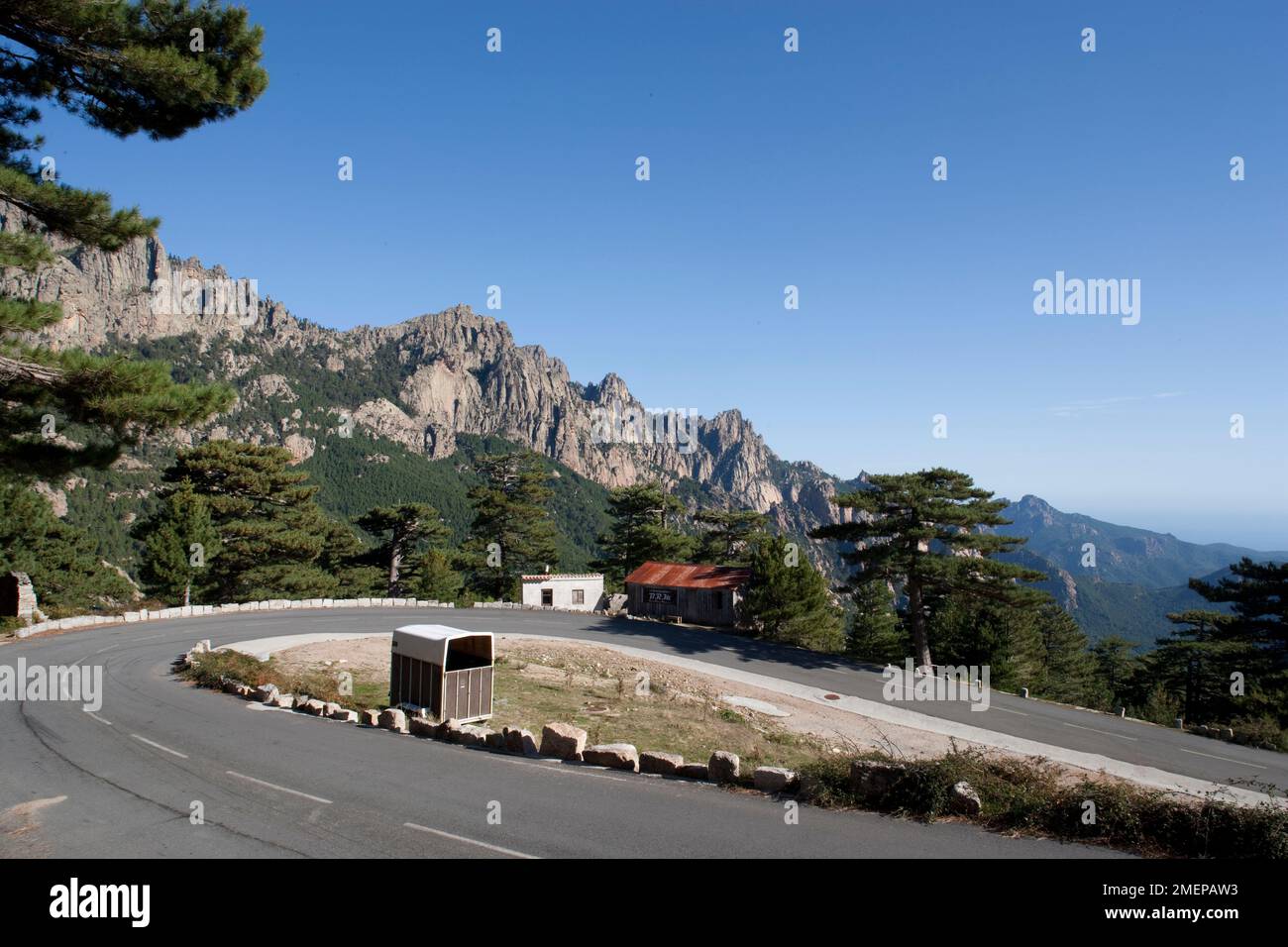 Frankreich, Korsika, La Route de Bavella - Blick auf die Straße vom Weiler Bavella Stockfoto