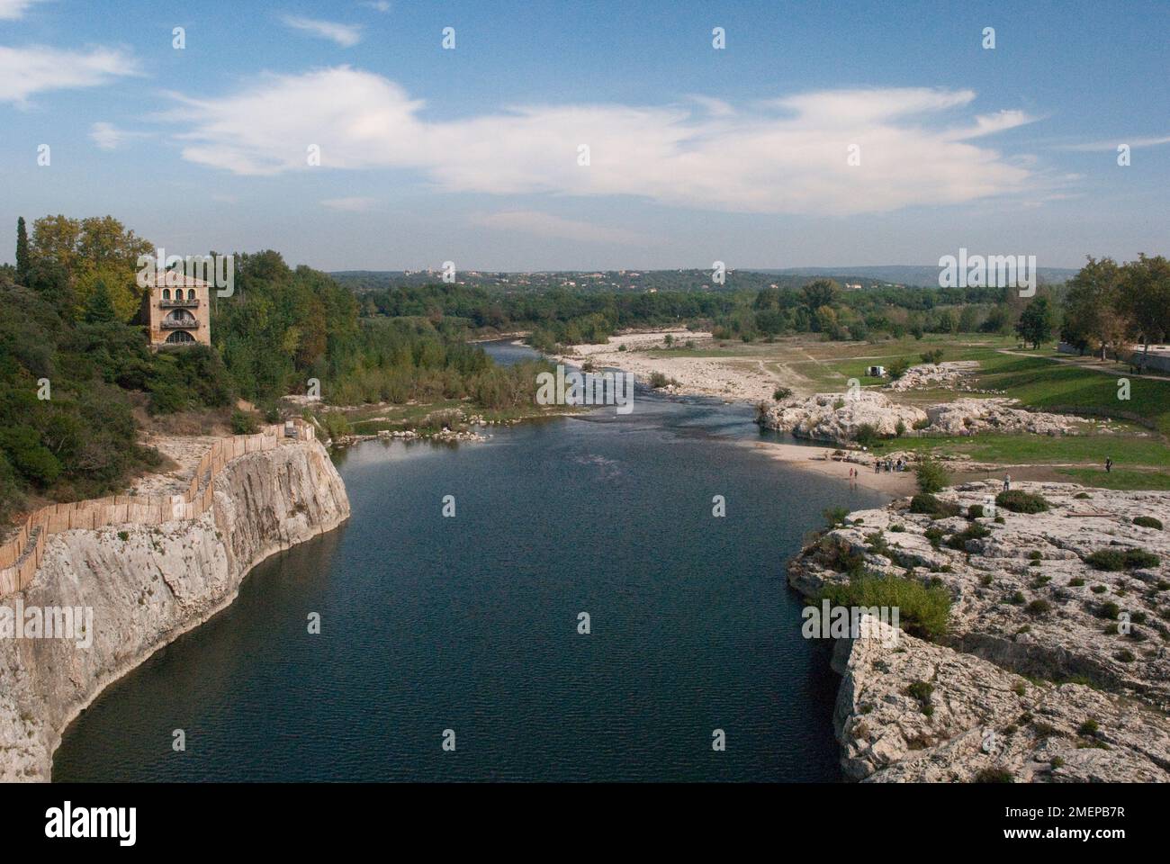 Frankreich, Languedoc-Roussillon, Gard, Pont du Gard, Blick auf den Fluss Stockfoto