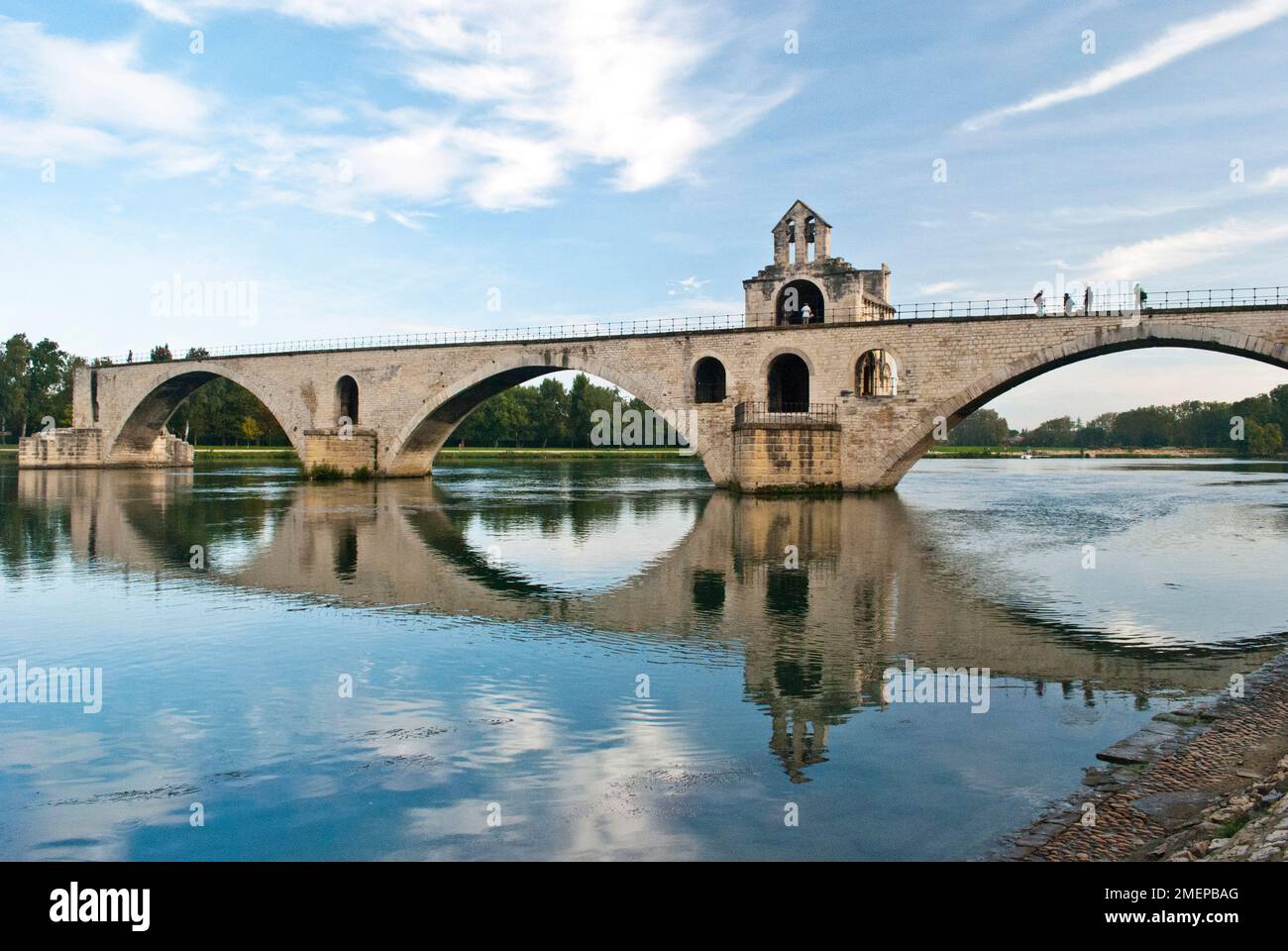 Frankreich, Vaucluse, Avignon, Pont d'Avignon (Pont Saint-Benezet) und Rhone Stockfoto