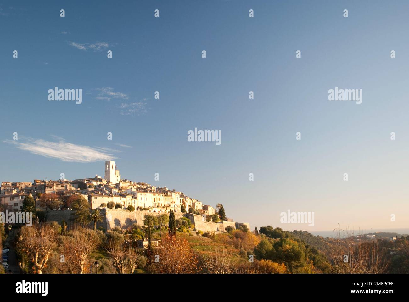 Frankreich, Alpes-Maritimes, St-Paul-de-Vence, Stadt auf einem Hügel Stockfoto