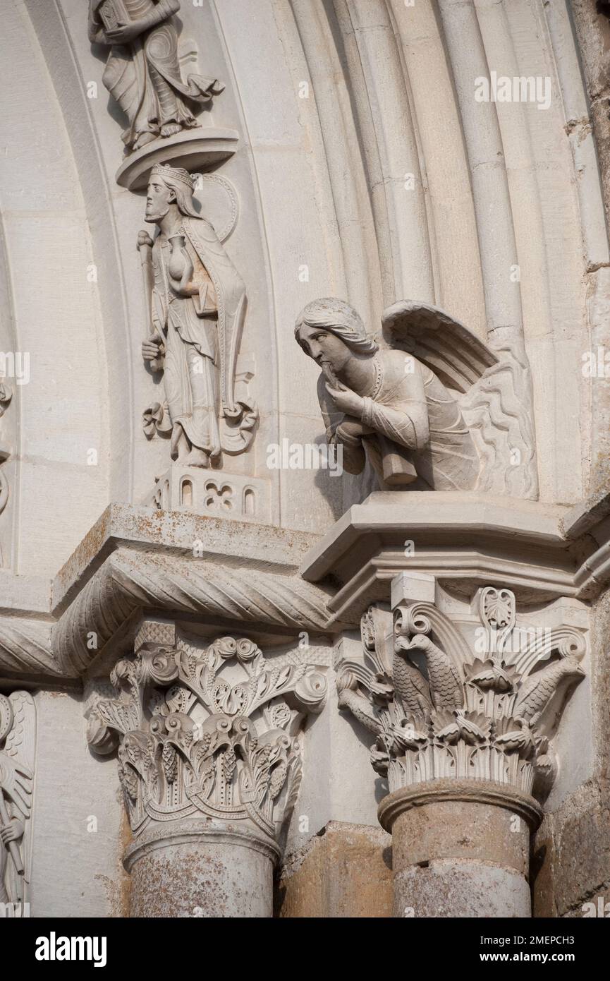 Frankreich, Burgund, Yonne, Vezelay, Basilique Sainte-Marie-Madeleine, Schnitzereien und Skulpturen auf der Kathedrale Stockfoto