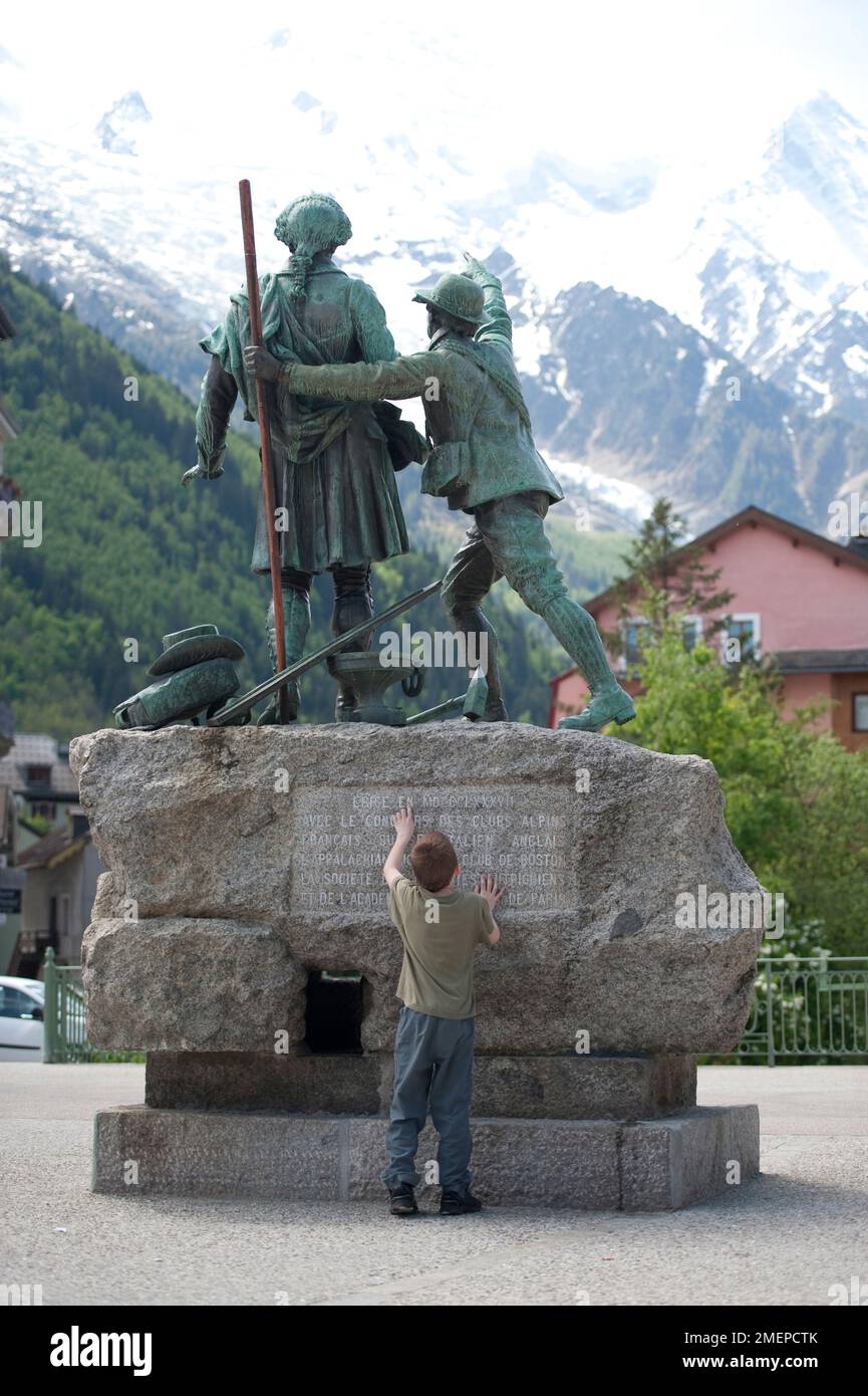 Frankreich, Rhone-Alpes, Haute-Savoie, Chamonix-Mont-Blanc (Chamonix), Statue des alpinen Entdeckers Horace-Benedict de Saussure Stockfoto