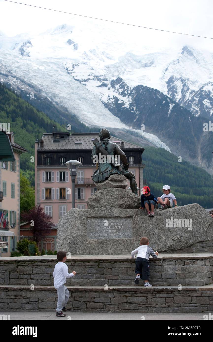 Frankreich, Rhone-Alpes, Haute-Savoie, Chamonix-Mont-Blanc (Chamonix), Statue des alpinen Michel-Gabriel Paccard Stockfoto