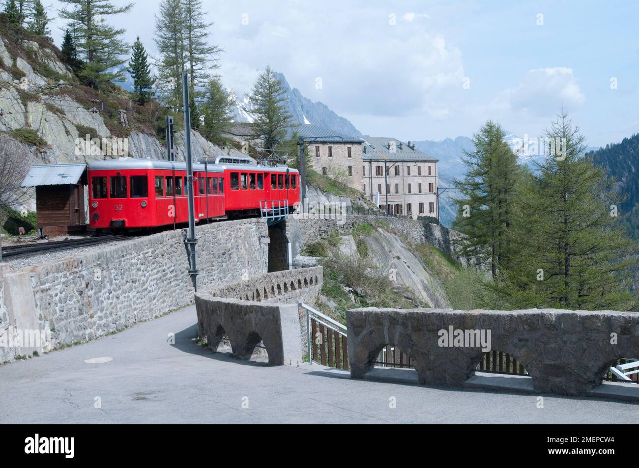Frankreich, Rhone-Alpes, Haute-Savoie, Chamonix-Mont-Blanc (Chamonix), roter Zug Stockfoto