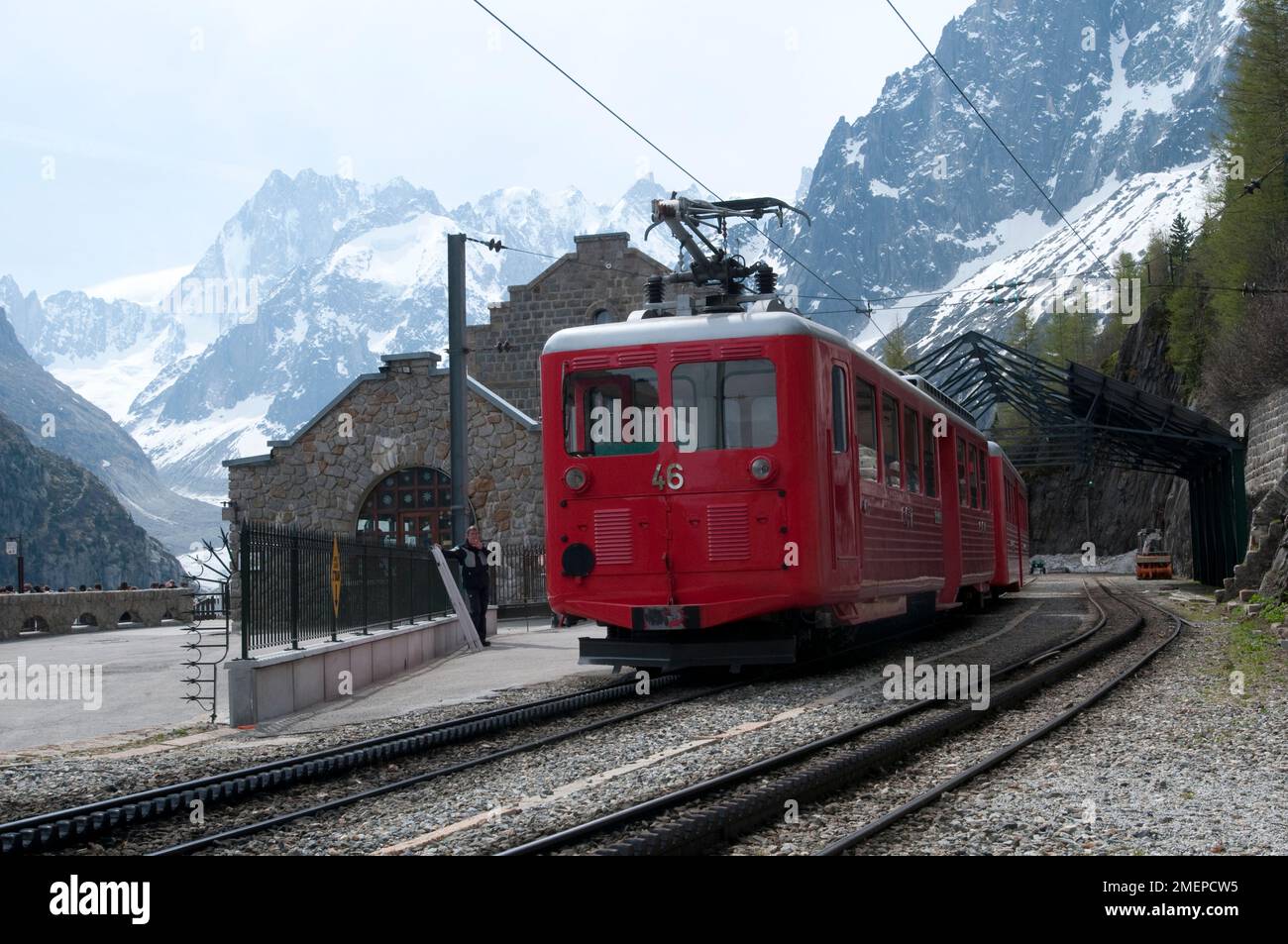 Frankreich, Rhone-Alpes, Haute-Savoie, Chamonix-Mont-Blanc (Chamonix), roter Zug in den Bergen Stockfoto