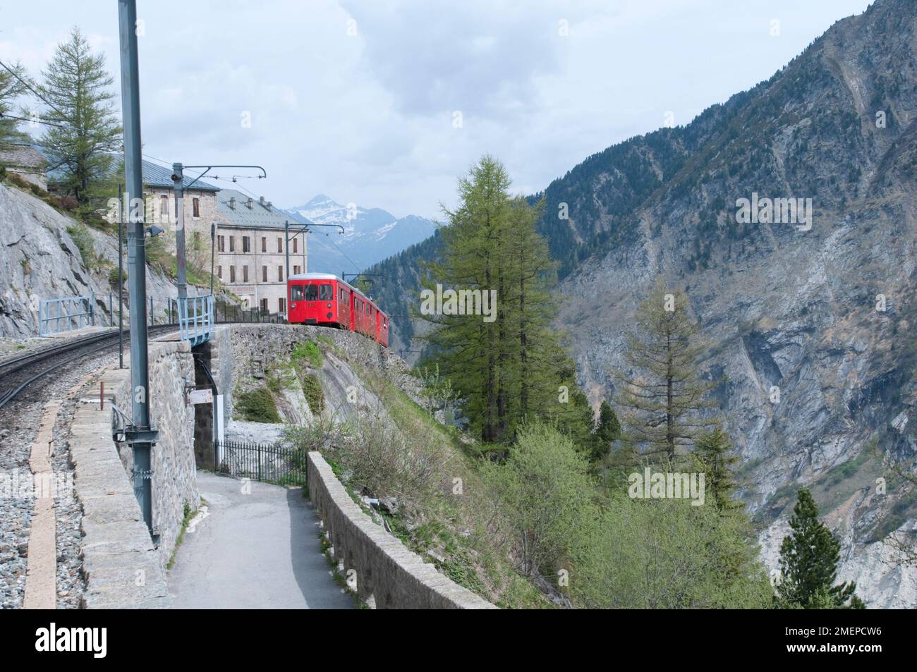 Frankreich, Rhone-Alpes, Haute-Savoie, Chamonix-Mont-Blanc (Chamonix), roter Zug in den Bergen Stockfoto