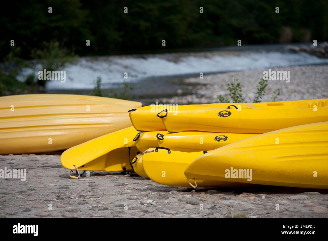 Frankreich, Languedoc-Roussillon, Lozere, Sainte-Enimie, gelbe Kanus am Ufer des Flusses Tarn Stockfoto