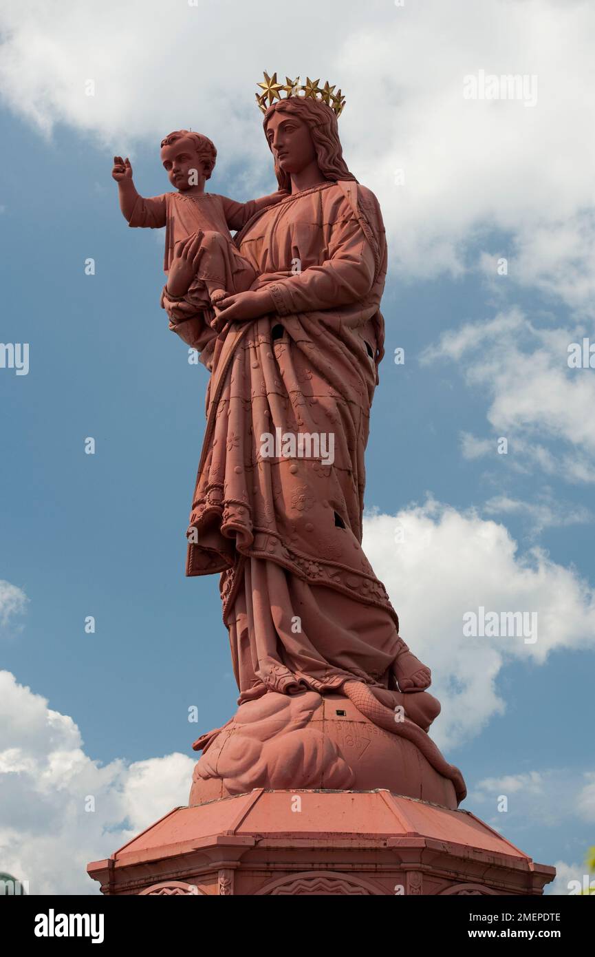 Frankreich, Auvergne, Haute-Loire, Frankreich, Le Puy-en-Velay, Statue der Jungfrau Maria und Jesuskind auf dem Hügel Rocher Corneille Stockfoto