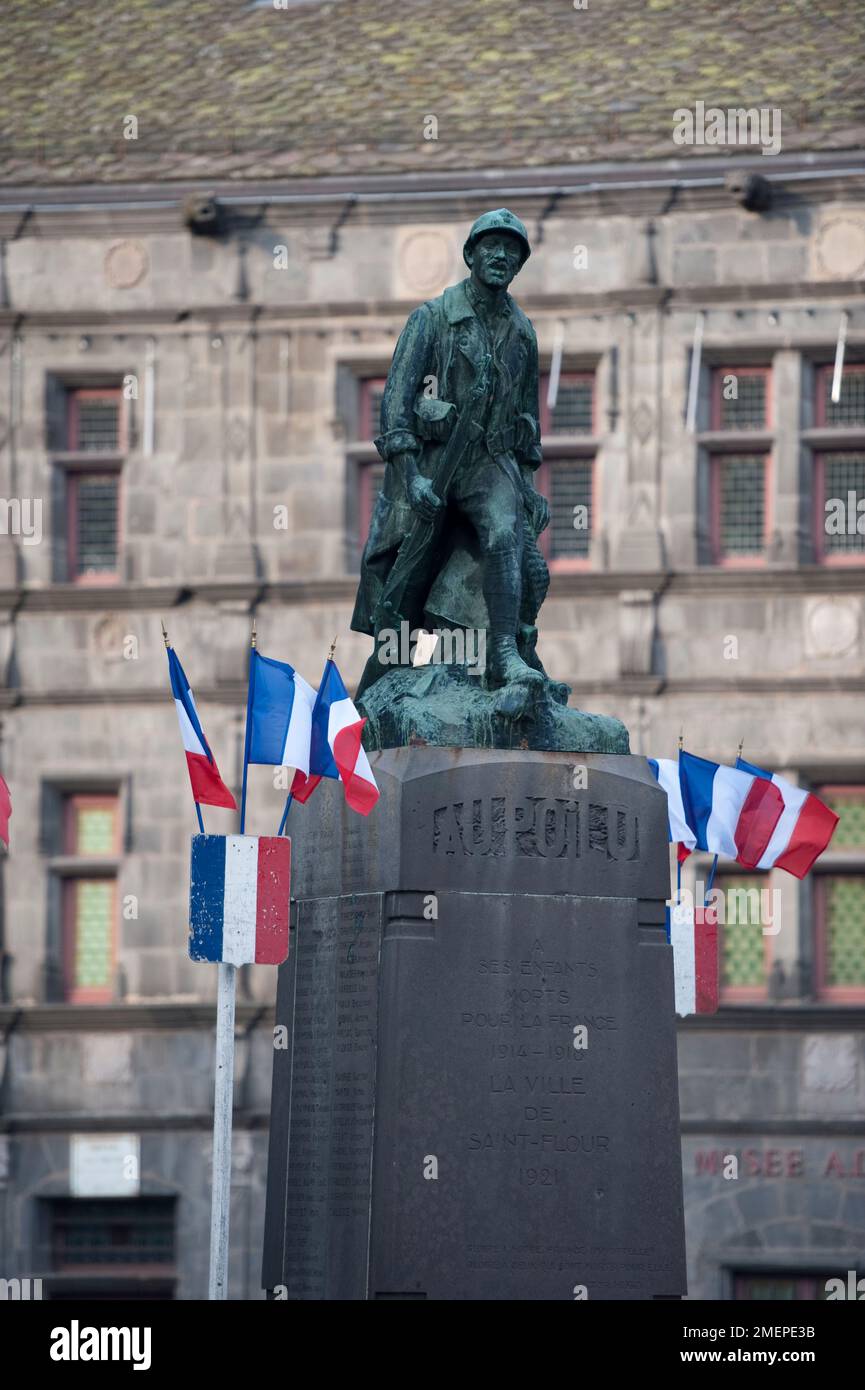 Frankreich, Auvergne, Kantal, Saint-Flour, Monument aux Morts de la Grande Guerre (Denkmal für die Toten des Großen Krieges), Soldatenstatue auf dem Sockel Stockfoto