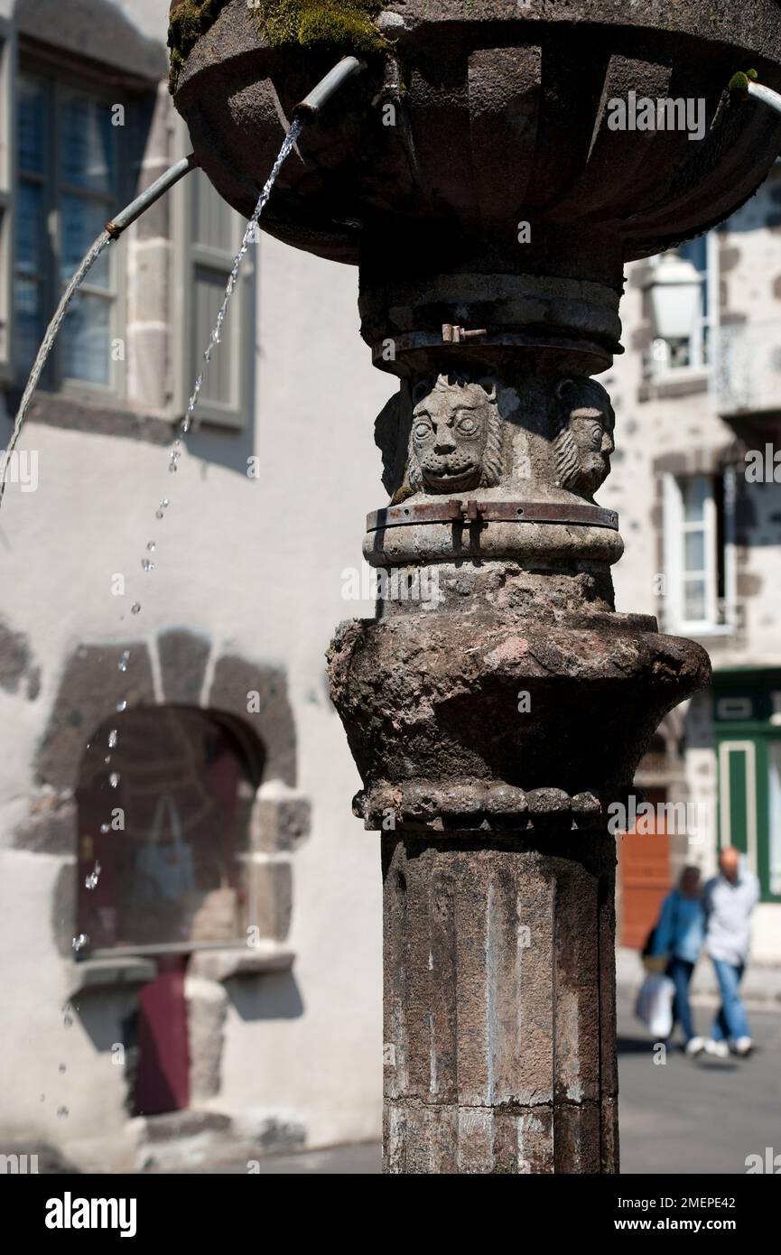 Frankreich, Auvergne, Kantal, Salers, Brunnen auf dem Dorfplatz Stockfoto
