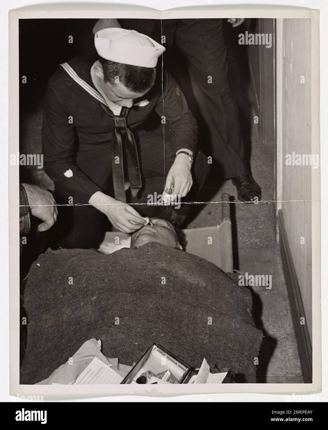 Dem Küstenwächter Don Molony aus Detroit wird zugeschrieben, dass er mindestens ein Dutzend Menschenleben gerettet hat, nachdem ein Armeebomber in das Empire State Building abgestürzt war. Als 17-jähriger Krankenhausausauszubildender leistete Molony erste Hilfe an einen Feuerwehrmann aus New York City, der im 79. Stock von Rauch überfallen war. Molonys rasches Handeln während dieser dramatischen Rettung brachte ihm Anerkennung als Held des Absturzes von 1945 ein. Stockfoto