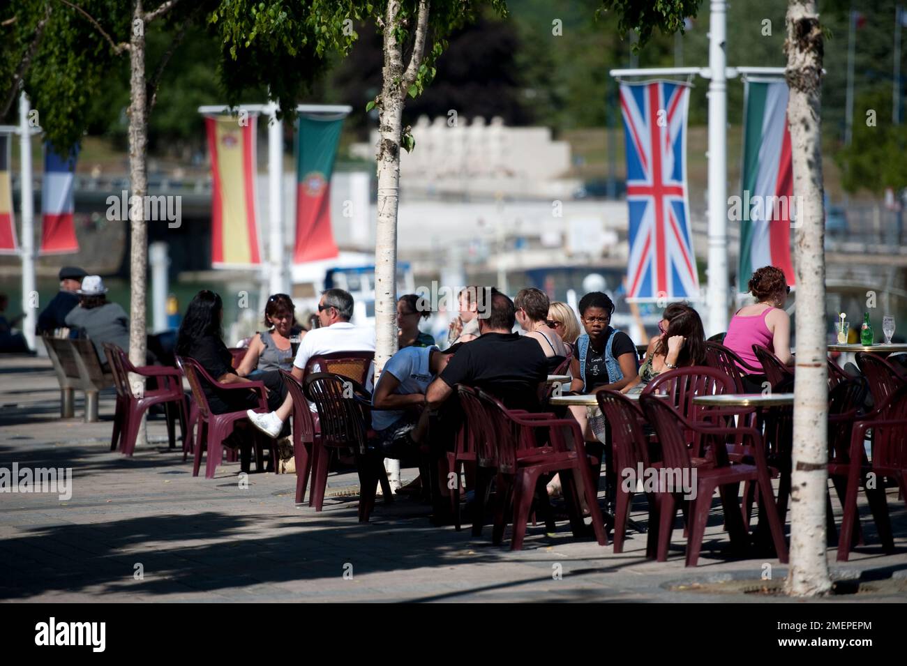 Frankreich, Lothringen, Maas, Verdun, Cafés vor der Tür am Fluss Maas Stockfoto