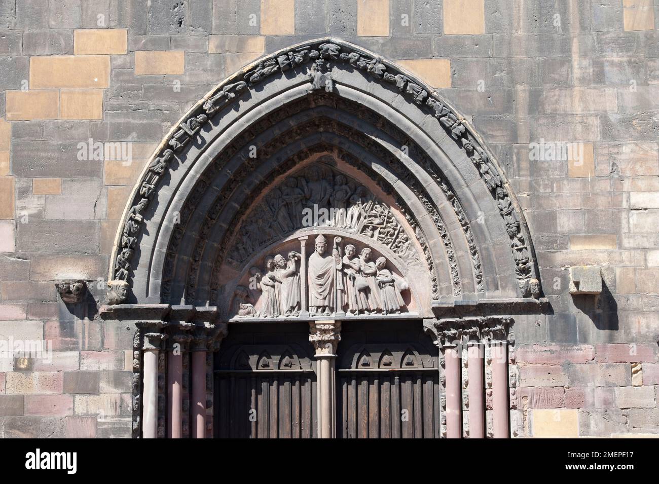 Frankreich, Elsass, Colmar, St. Martin Kirche (Eglise Saint-Martin), geschnitztes Tympanum über dem Eingang Stockfoto