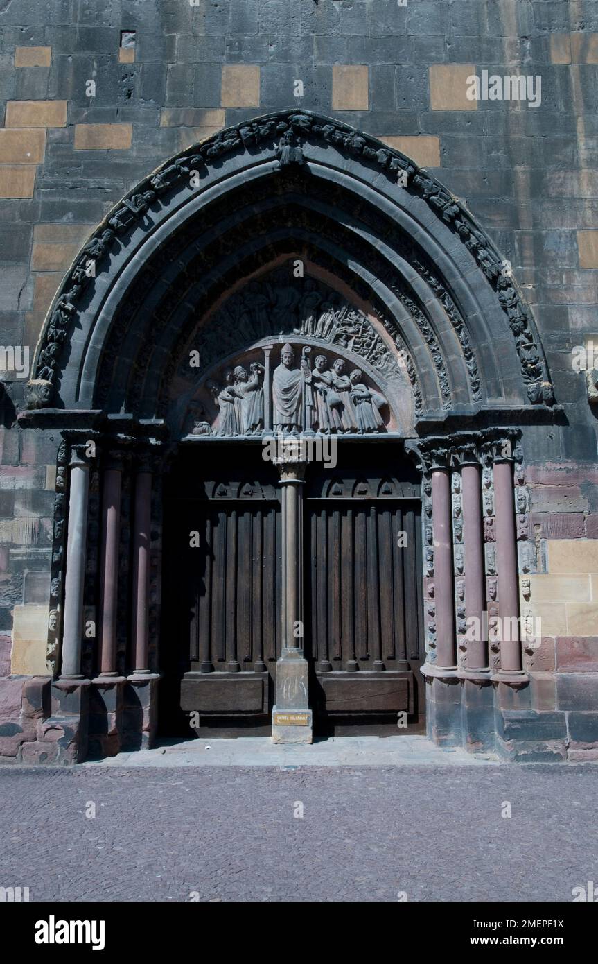 Frankreich, Elsass, Colmar, St. Martin Kirche (Eglise Saint-Martin), gotische Bogentür mit geschnitztem Trommelfell Stockfoto