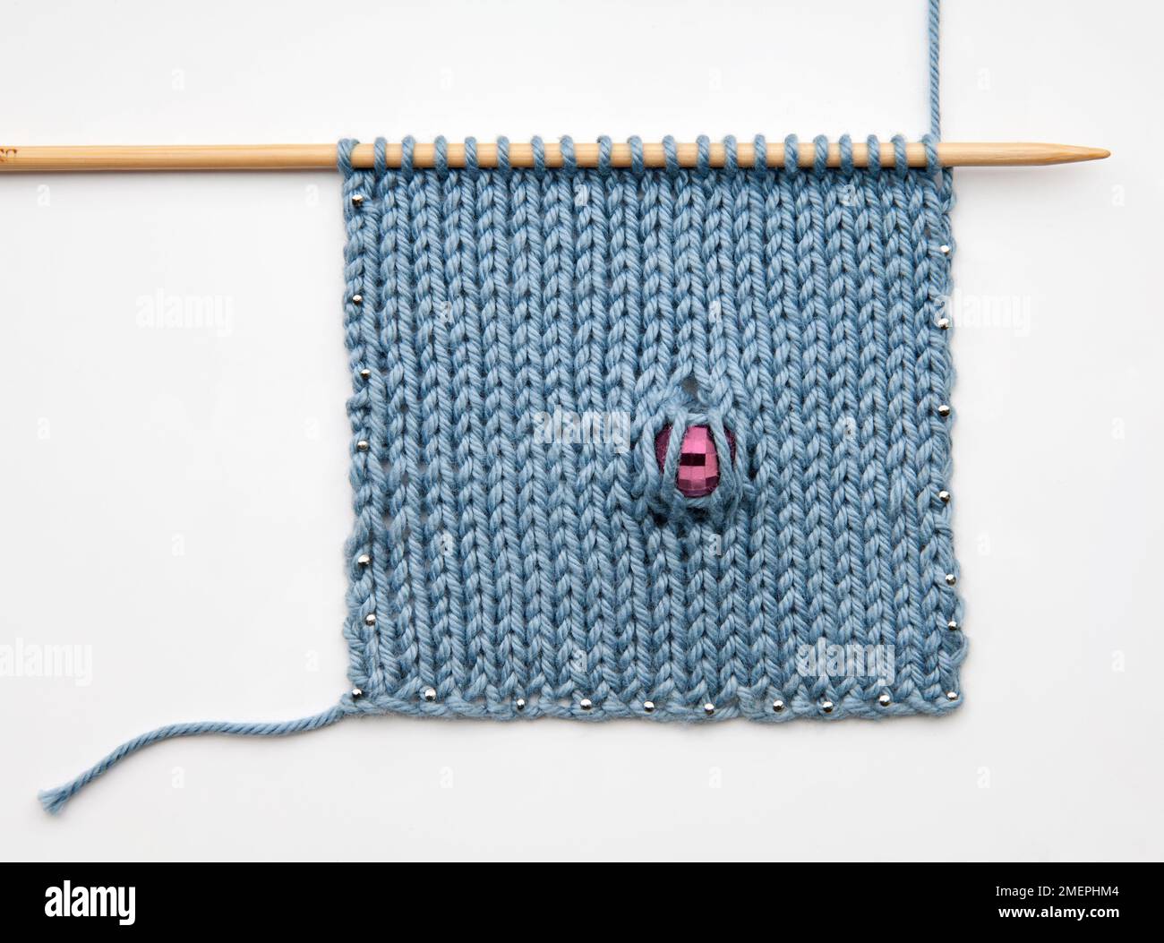 Beispiel für röhrenförmige Taschen für große Perlen in Strickproben Stockfoto