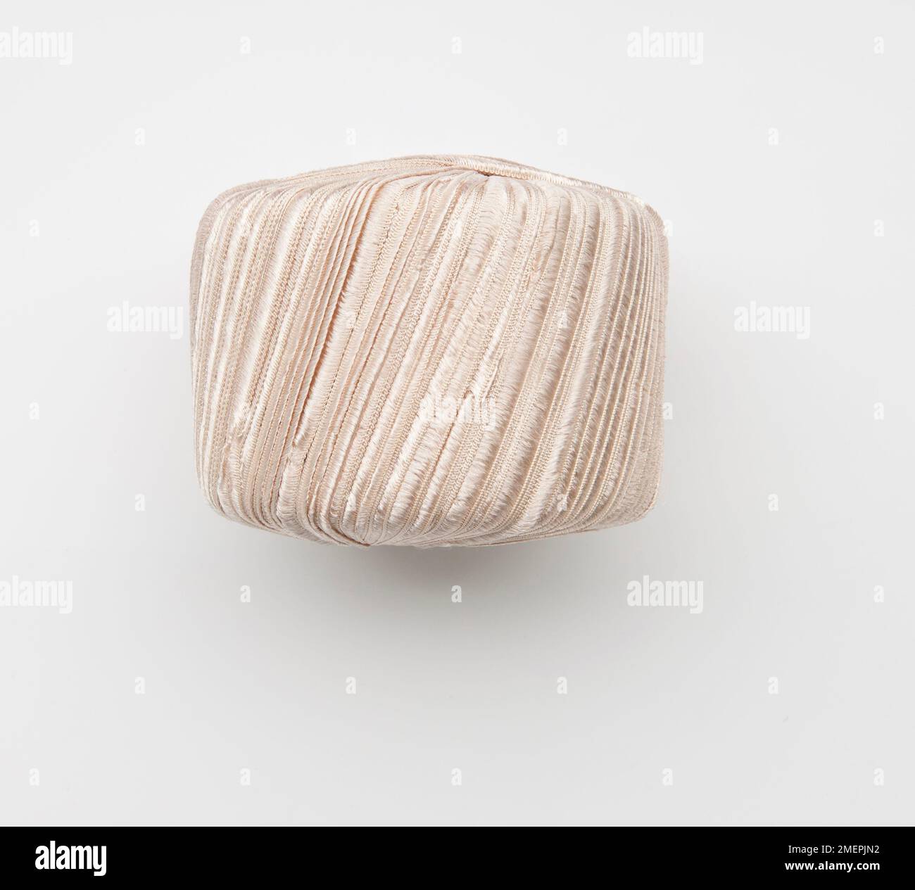 Kugel aus weißem Bandgarn Stockfoto